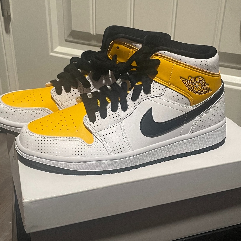 Wmns Air Jordan 1 Mid 'Perforated - White University Gold'